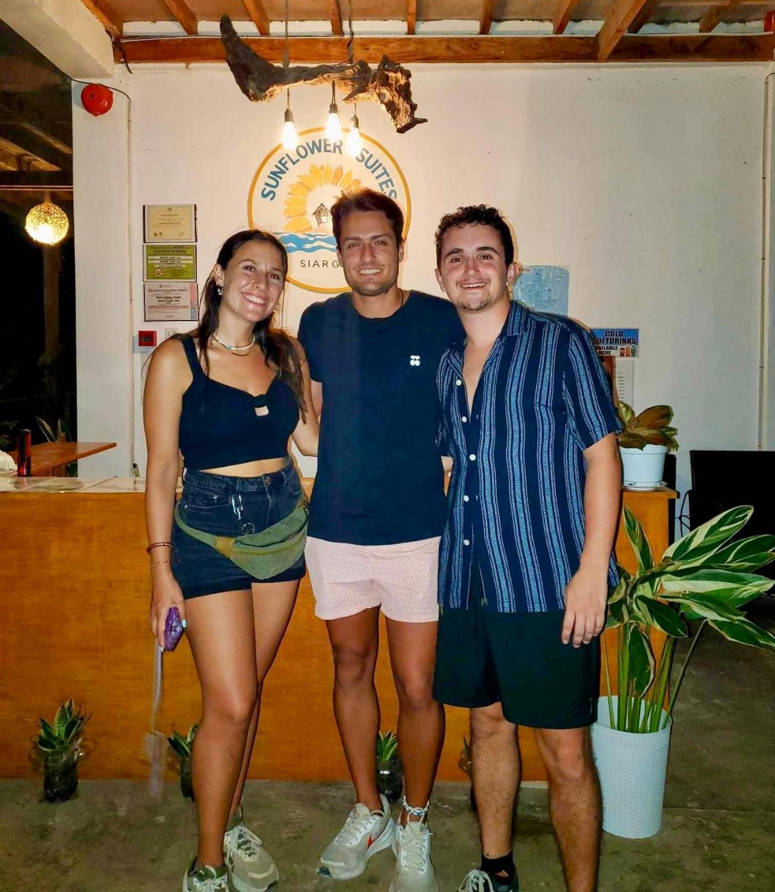 Siargao Sunflower Suites Хенерал Луна Екстериор снимка