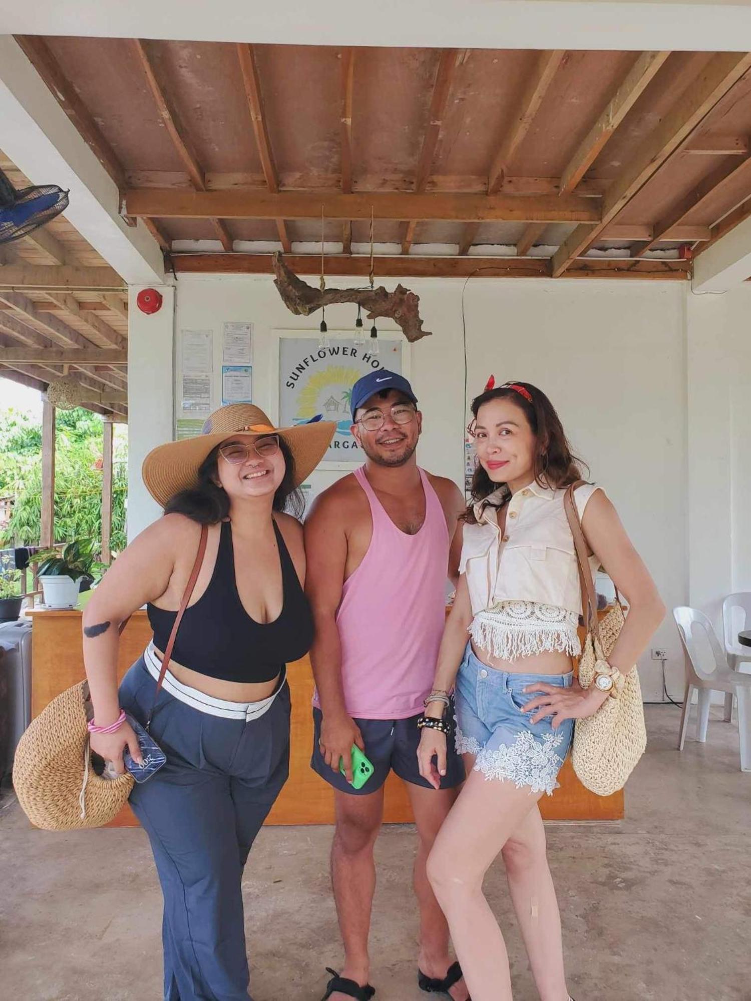 Siargao Sunflower Suites Хенерал Луна Екстериор снимка