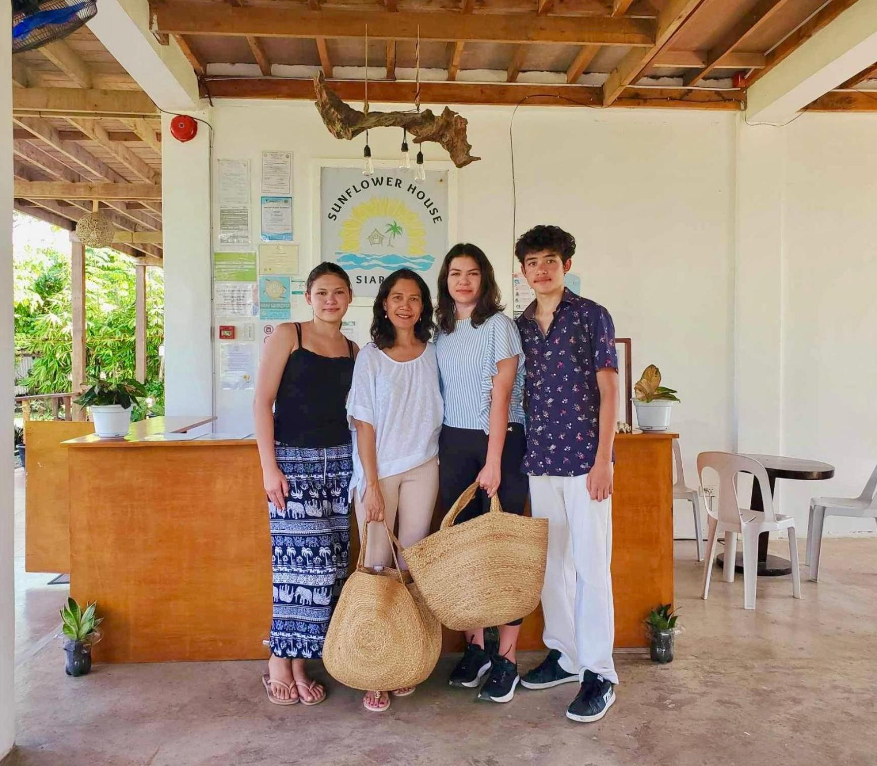 Siargao Sunflower Suites Хенерал Луна Екстериор снимка