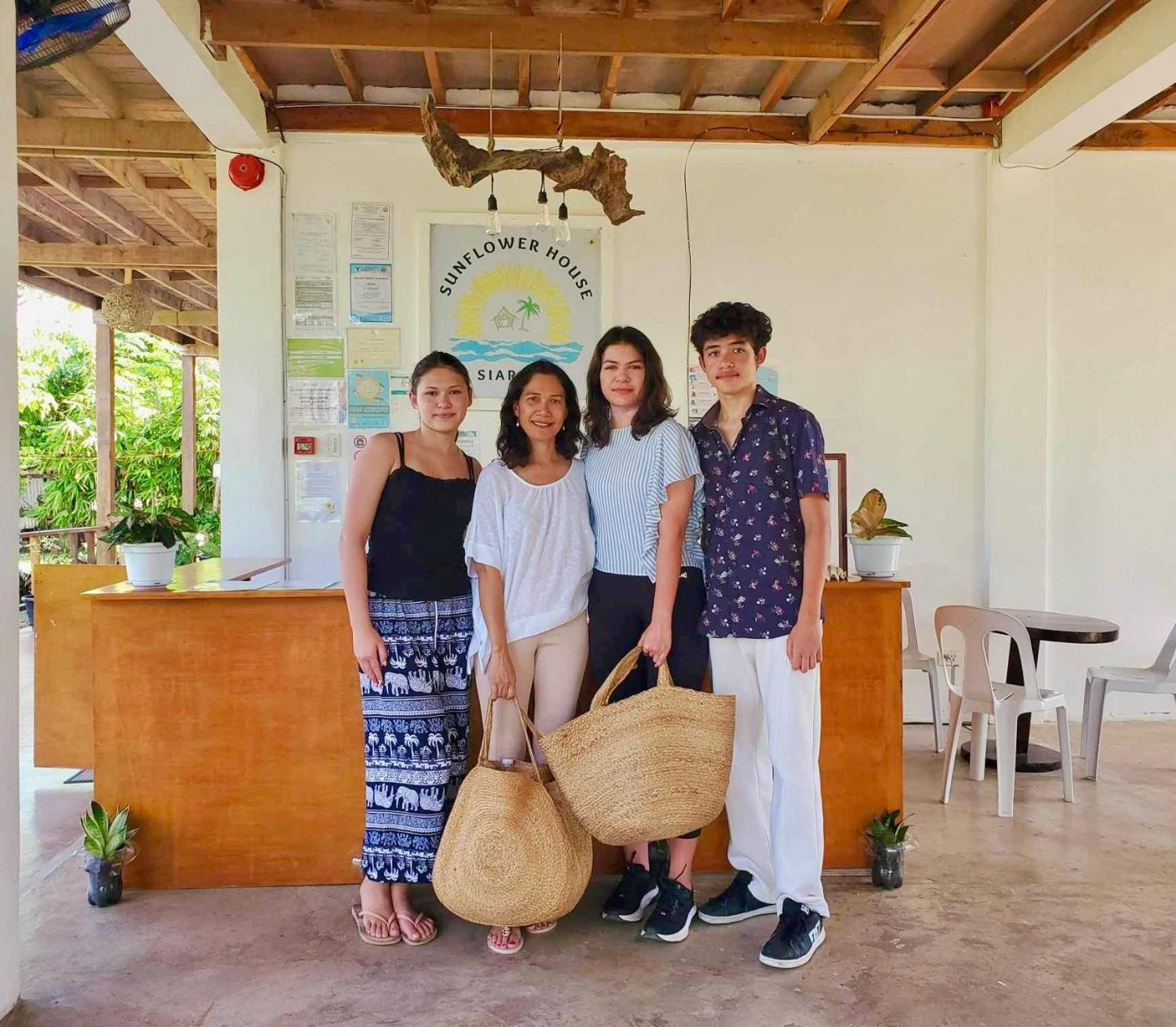Siargao Sunflower Suites Хенерал Луна Екстериор снимка