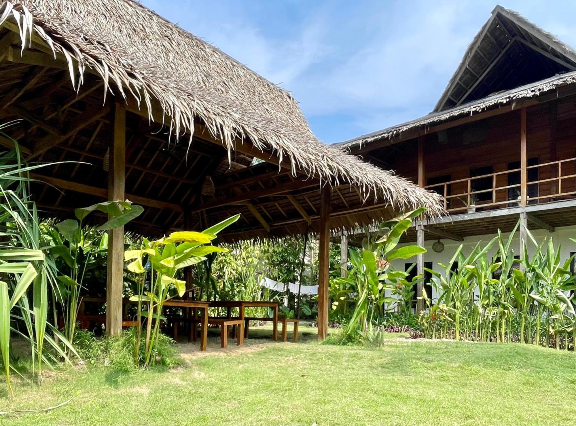 Siargao Sunflower Suites Хенерал Луна Екстериор снимка
