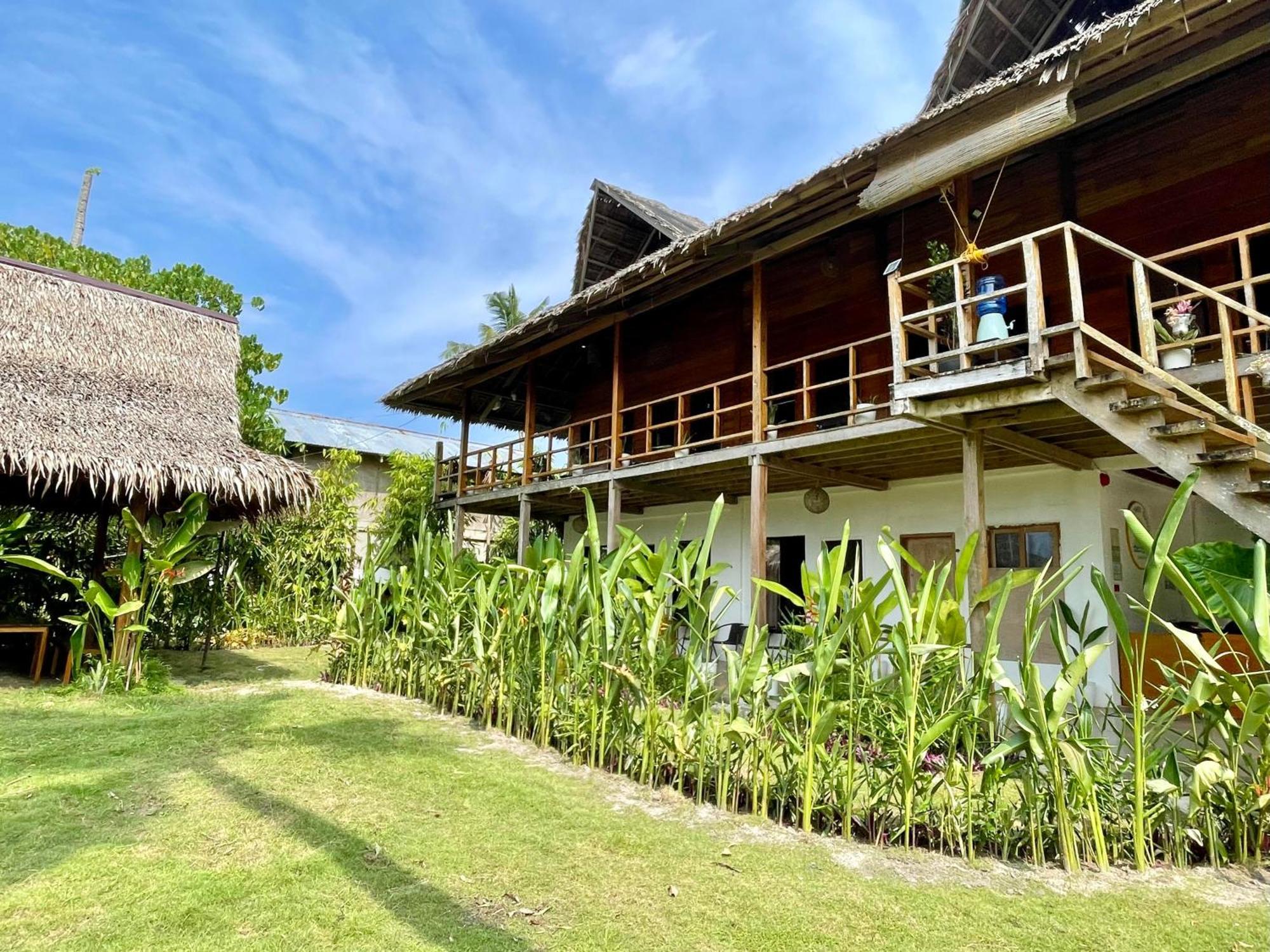 Siargao Sunflower Suites Хенерал Луна Екстериор снимка